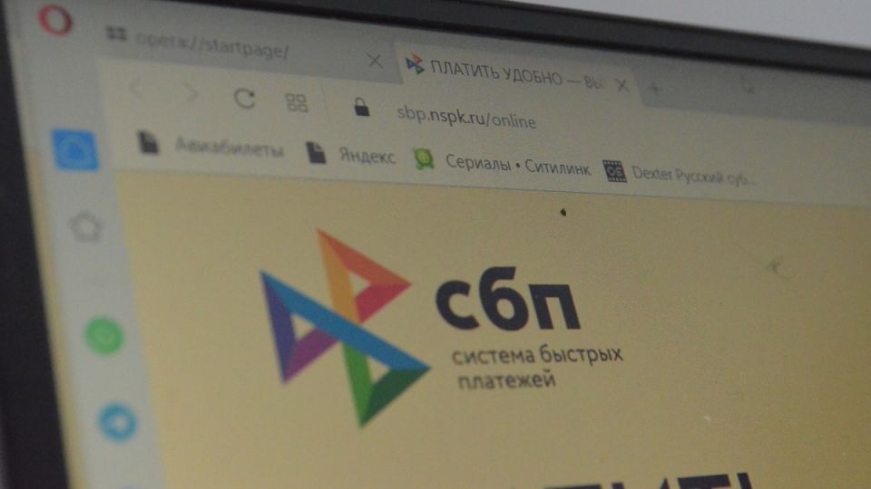 Кто под прицелом налоговой: новые правила контроля переводов физических лиц