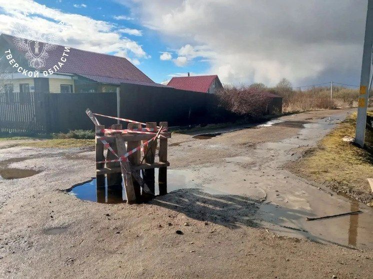 В Тверской области ребенок на велосипеде провалился в глубокую яму