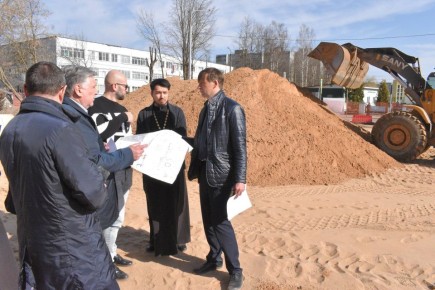 Глава города Твери Алексей Огоньков проинспектировал ход работ на улице Артюхиной, где в настоящее время в рамках проекта «Формирование комфортной городской среды» проходит благоустройство зелёной зоны