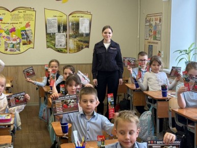 Уроки безопасности в Тверском лицее: сотрудники Госавтоинспекции напомнили школьникам правила «безопасной весны»