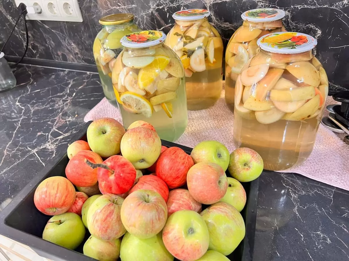 Как сохранить летние ароматы: рецепт яблочно-апельсинового компота на зиму