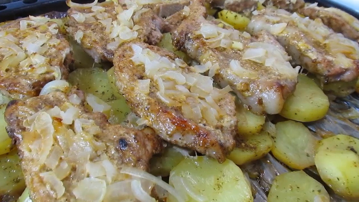 Легкий ужин для всей семьи: картофель с мясом на один противень