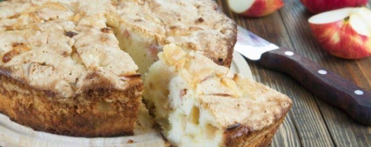 Пирог, который согреет душу: сметанный десерт с яблоками