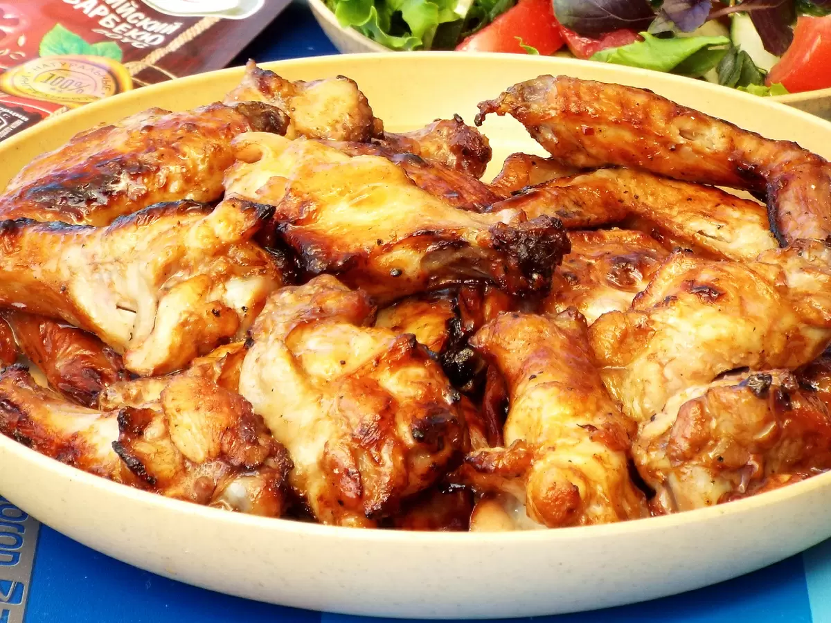 Как быстро и вкусно приготовить куриные крылышки на мангале