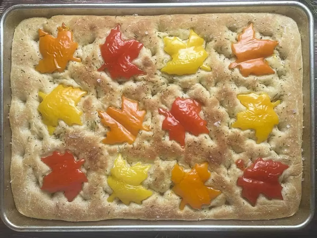 Теплота осени на вашем столе: фокачча с кленовыми листьями