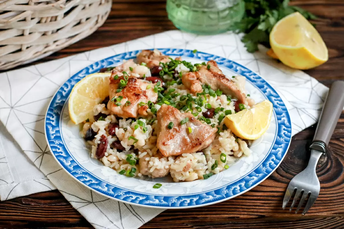 Восточное вдохновение на вашем столе: курица по-гречески с фасолью и жасминовым рисом