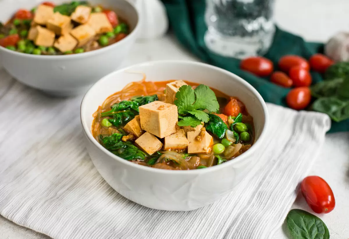 Вдохновение из Таиланда: суп Районг с фунчозой и тофу