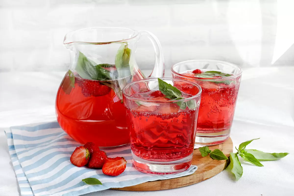 Летний джем: откройте для себя удивительный лимонад с клубникой и базиликом