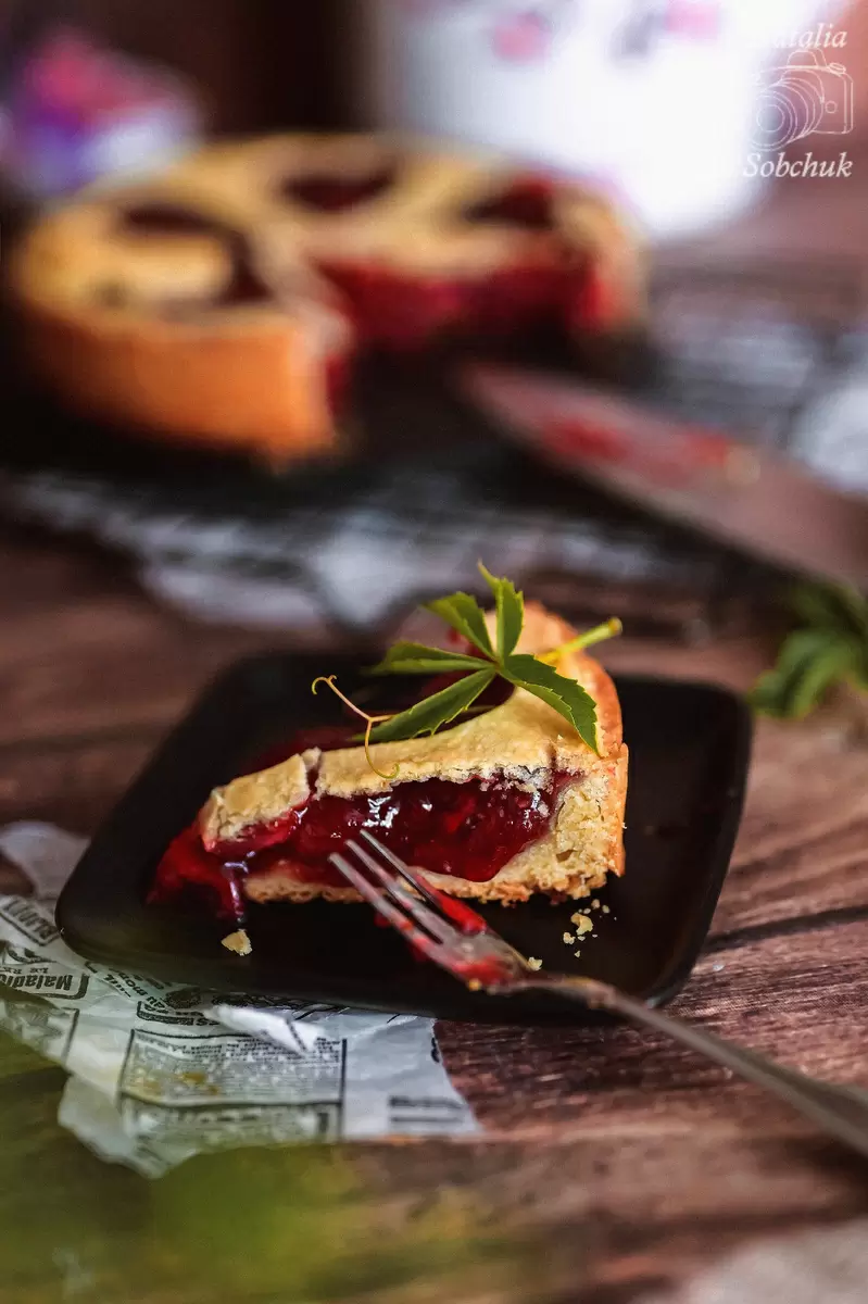 Как быстро приготовить нежный клубничный пирог: простой рецепт для сладкоежек