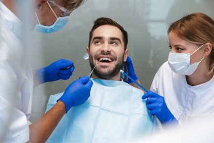 Профессиональная чистка зубов: безопасно ли делать с пломбами и коронками?