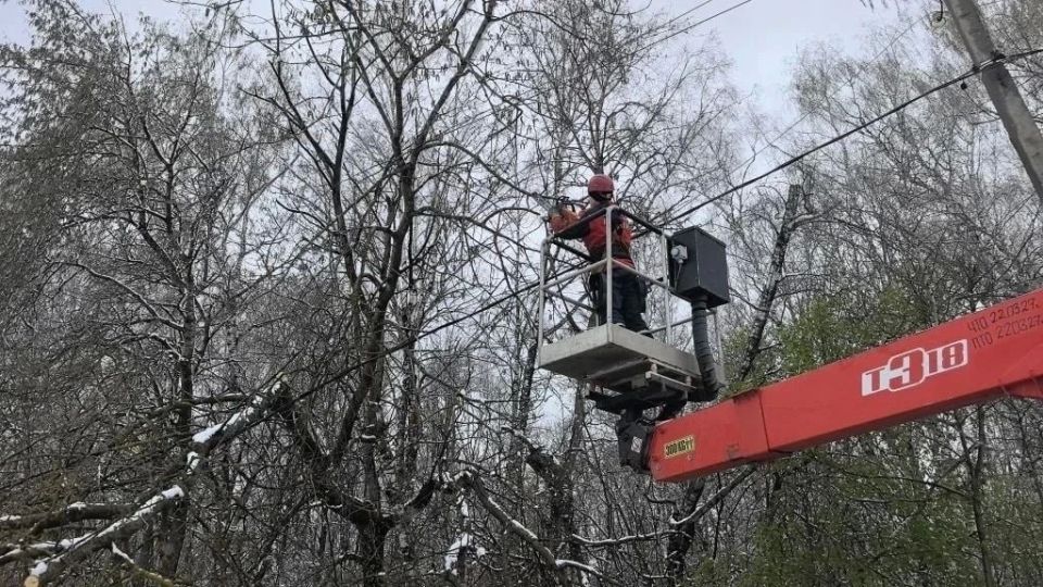 По поручению Виталия Королева на всех территориях Тверской области, где произошли отключения электроснабжения из-за прохождения атмосферного циклона, восстановительные работы ведутся круглосуточно