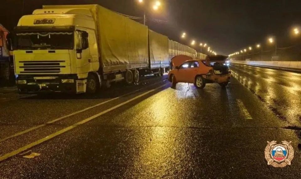 На трассе М10 произошла авария с участием легкового автомобиля и грузовика