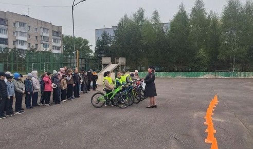 Ржевские автоинспекторы рассказали школьникам правила езды на велосипеде