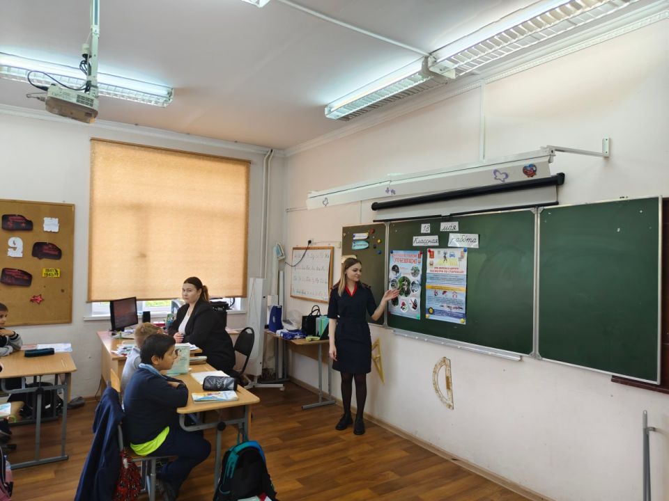 В преддверии летних школьных каникул сотрудники тверской Госавтоинспекции напомнили ученикам СОШ № 19 о правилах безопасности на дороге В преддверии летних школьных каникул сотрудники тверской Госавтоинспекции напомнили ученикам СОШ № 19 о правилах безопасности на дороге
