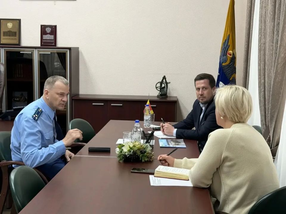 Осташковский межрайонный прокурор Дмитрий Швайков принял участие в рабочей встрече с заместителем министра транспорта Тверской области Тимуром Кордье, посвященной вопросам ремонта и обслуживания дорожной сети на территории...