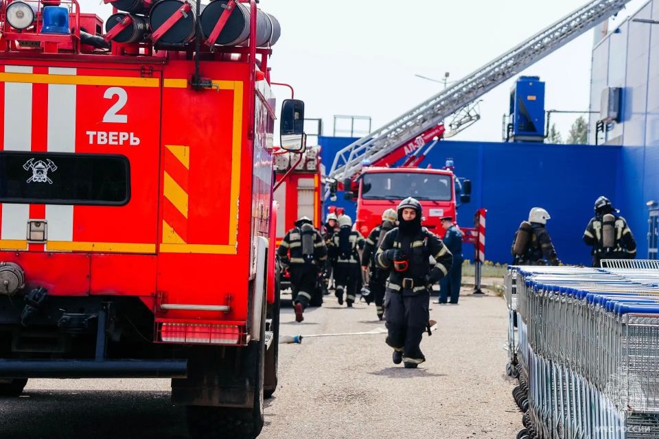 Пожарнo-тактические учeния на территории гипермаркета Пожарнo-тактические учeния на территории гипермаркета