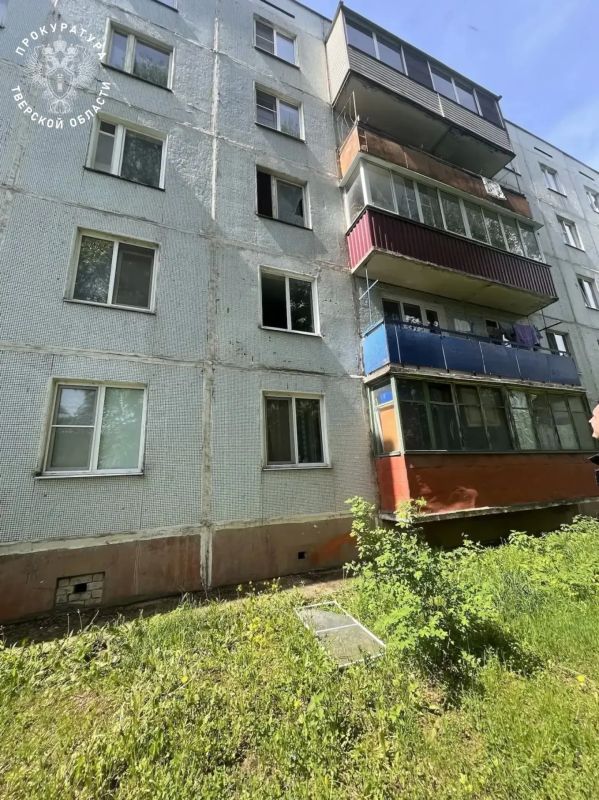 Сегодня, 18 мая 2026 года, из окна 2-го этажа жилого дома № 26 по Сахаровскому шоссе г. Твери выпал 3-летний мальчик