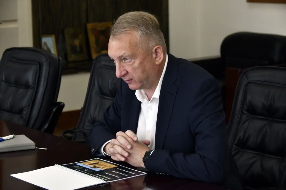 Председатель ЗСТО Сергей Голубев и директор Тверского регионального филиала Россельхозбанка Андрей Ефимцев обсудили вопросы поддержки аграрного сектора Тверской области, развития инфраструктуры и внедрения современных... Председатель ЗСТО Сергей Голубев и директор Тверского регионального филиала Россельхозбанка Андрей Ефимцев обсудили вопросы поддержки аграрного сектора Тверской области, развития инфраструктуры и внедрения современных...