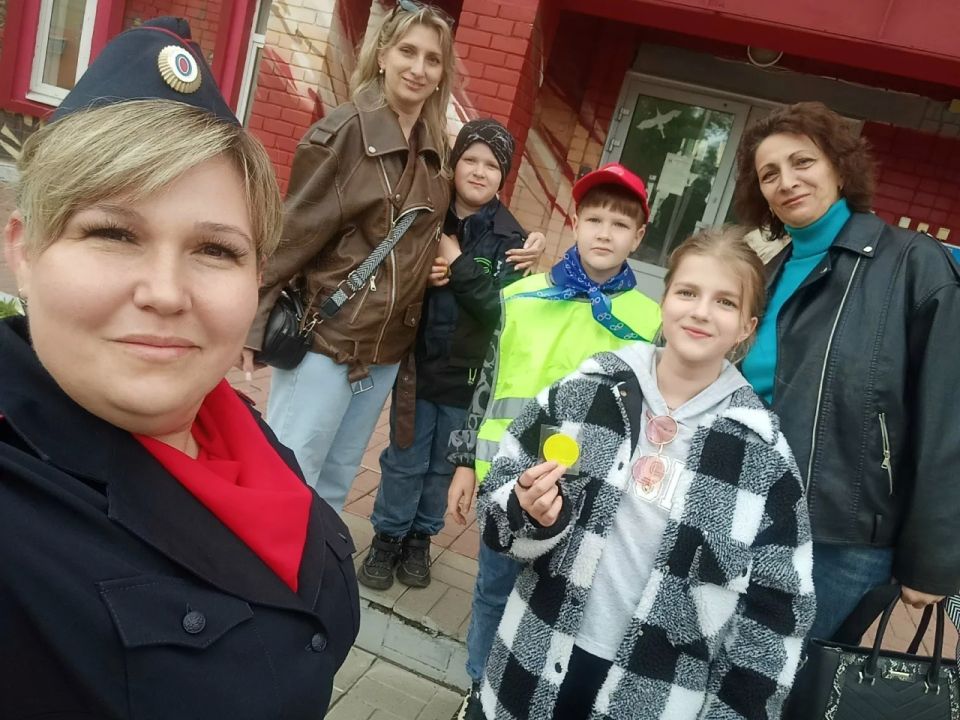 Ржевские автоинспекторы и отряд ЮИД призвали пешеходов «засветиться» на дорогах города