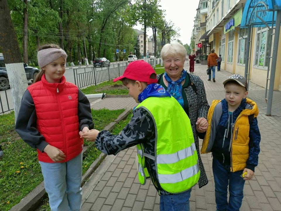 Ржевские автоинспекторы и отряд ЮИД призвали пешеходов «засветиться» на дорогах города Ржевские автоинспекторы и отряд ЮИД призвали пешеходов «засветиться» на дорогах города
