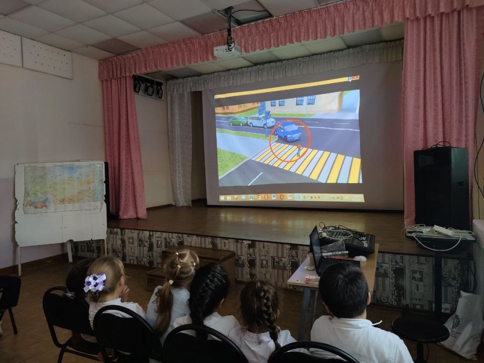 Безопасное лето: сотрудники Госавтоинспекции города Твери провели большой урок ПДД для младших школьников Безопасное лето: сотрудники Госавтоинспекции города Твери провели большой урок ПДД для младших школьников