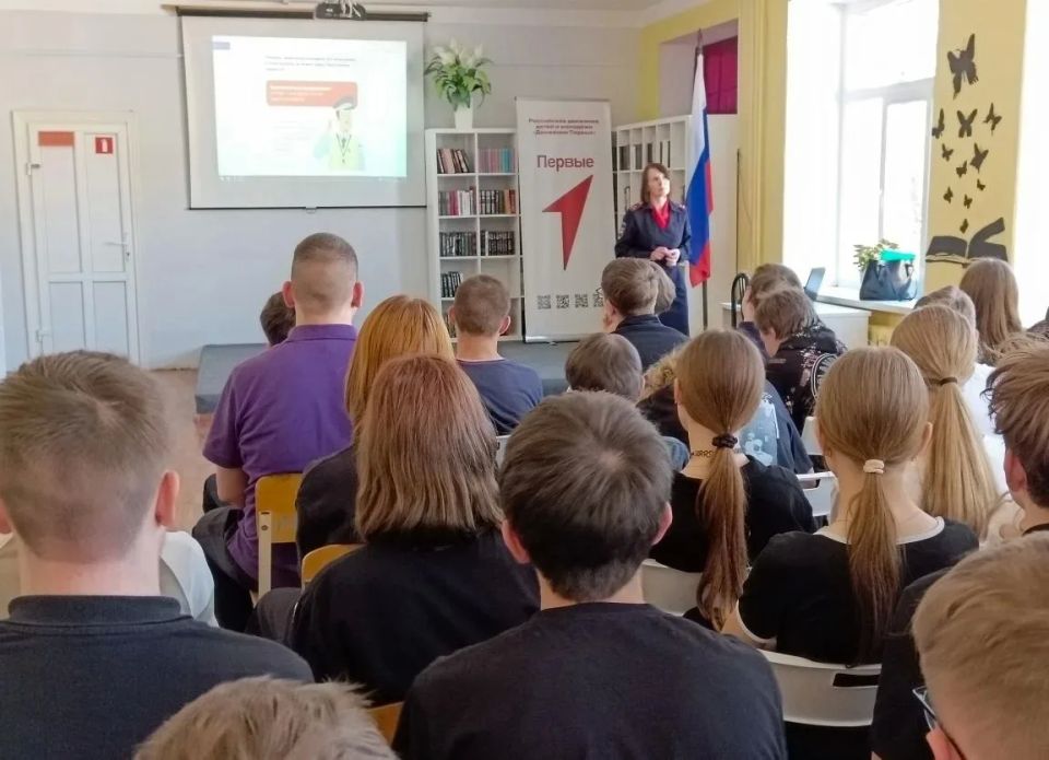 В Вышневолоцком муниципальном округе сотрудники Госавтоинспекции проинформировали студентов и старшеклассников о необходимости соблюдения ПДД