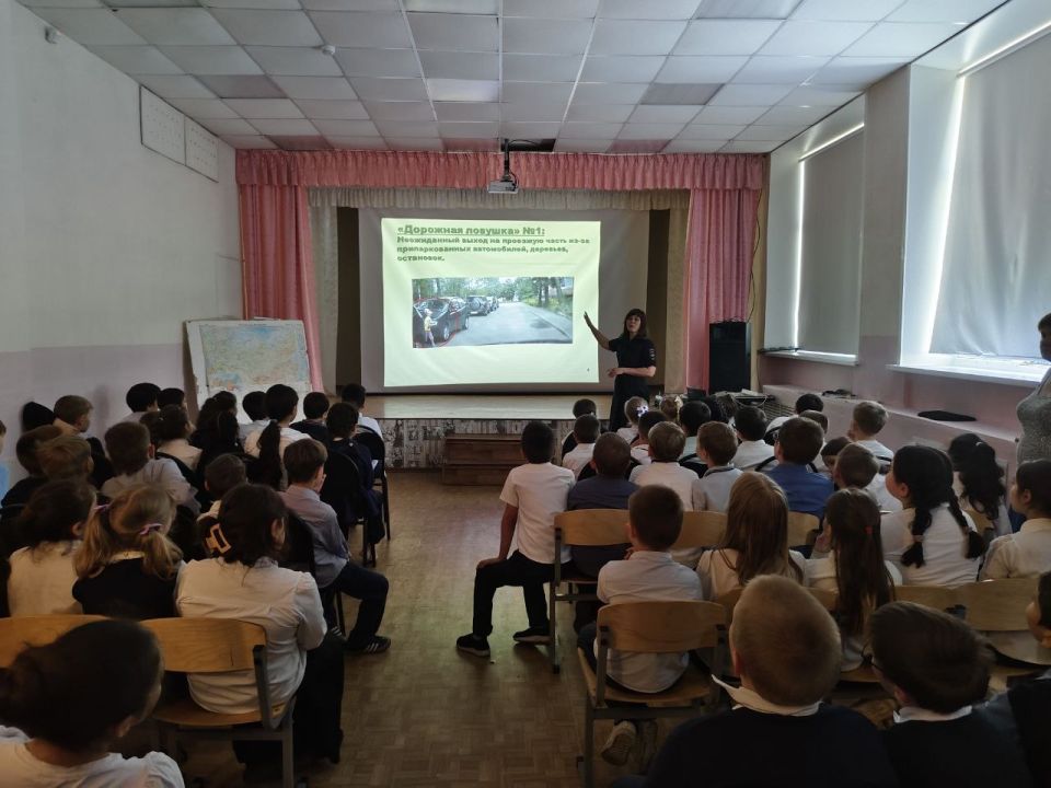 Безопасное лето: сотрудники Госавтоинспекции города Твери провели большой урок ПДД для младших школьников Безопасное лето: сотрудники Госавтоинспекции города Твери провели большой урок ПДД для младших школьников