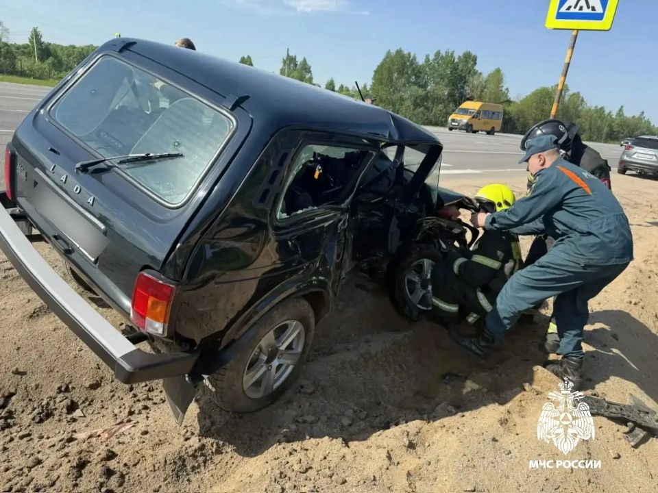 Спасатели освободили пострадавшего после ДТП на М9 в Тверской области