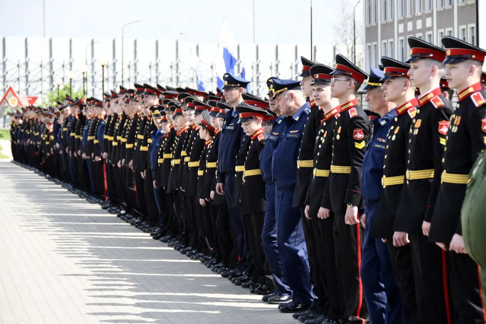 20 мая глава Тверской области Виталий Королев открыл стелы, увековечивающие подвиги выпускников Тверского суворовского училища, Героев России Василия Марзоева и Павла Ендовицкого 20 мая глава Тверской области Виталий Королев открыл стелы, увековечивающие подвиги выпускников Тверского суворовского училища, Героев России Василия Марзоева и Павла Ендовицкого