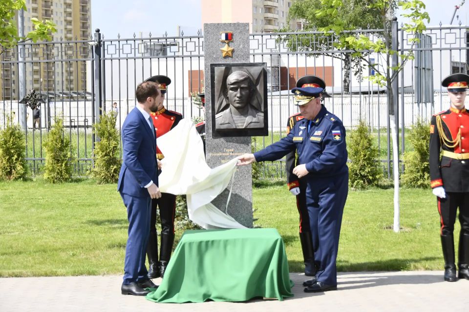 20 мая глава Тверской области Виталий Королев открыл стелы, увековечивающие подвиги выпускников Тверского суворовского училища, Героев России Василия Марзоева и Павла Ендовицкого 20 мая глава Тверской области Виталий Королев открыл стелы, увековечивающие подвиги выпускников Тверского суворовского училища, Героев России Василия Марзоева и Павла Ендовицкого