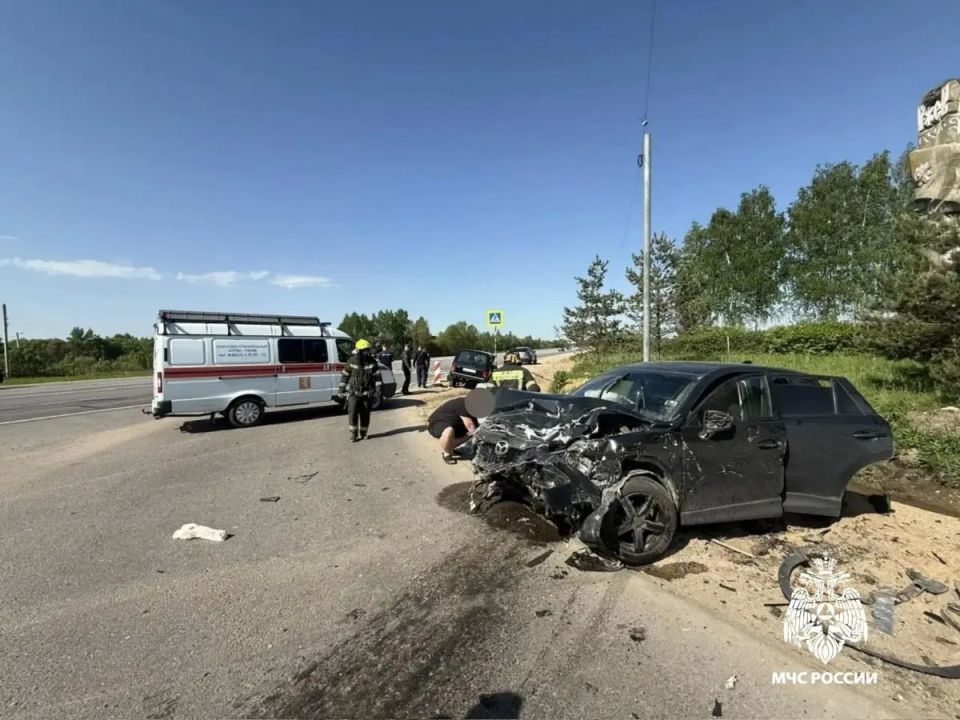 Спасатели освободили пострадавшего после ДТП на М9 в Тверской области Спасатели освободили пострадавшего после ДТП на М9 в Тверской области