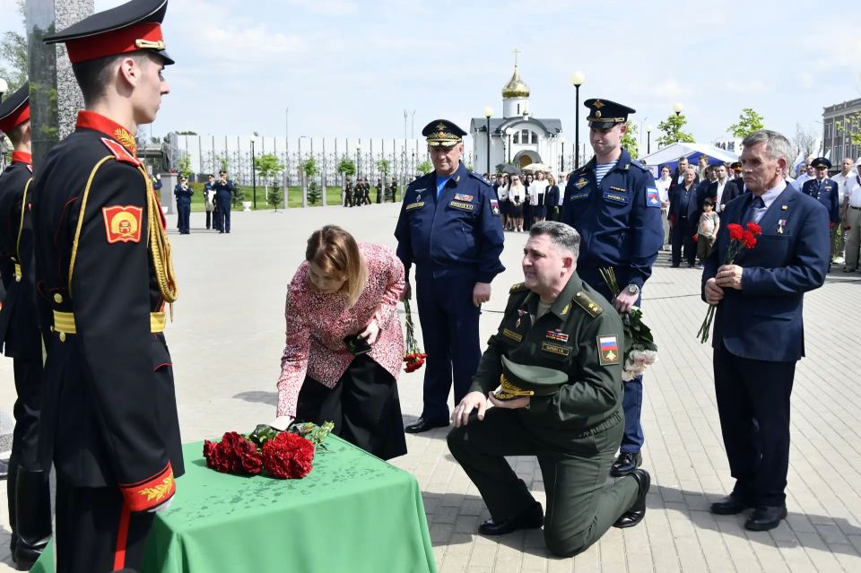 20 мая глава Тверской области Виталий Королев открыл стелы, увековечивающие подвиги выпускников Тверского суворовского училища, Героев России Василия Марзоева и Павла Ендовицкого 20 мая глава Тверской области Виталий Королев открыл стелы, увековечивающие подвиги выпускников Тверского суворовского училища, Героев России Василия Марзоева и Павла Ендовицкого