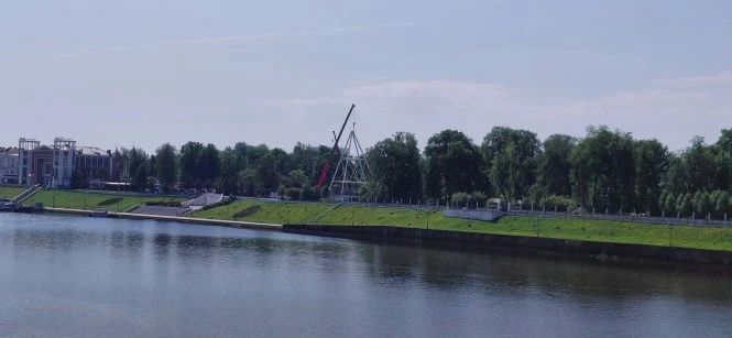 В Твери устанавливают опоры нового колеса обозрения В Твери устанавливают опоры нового колеса обозрения