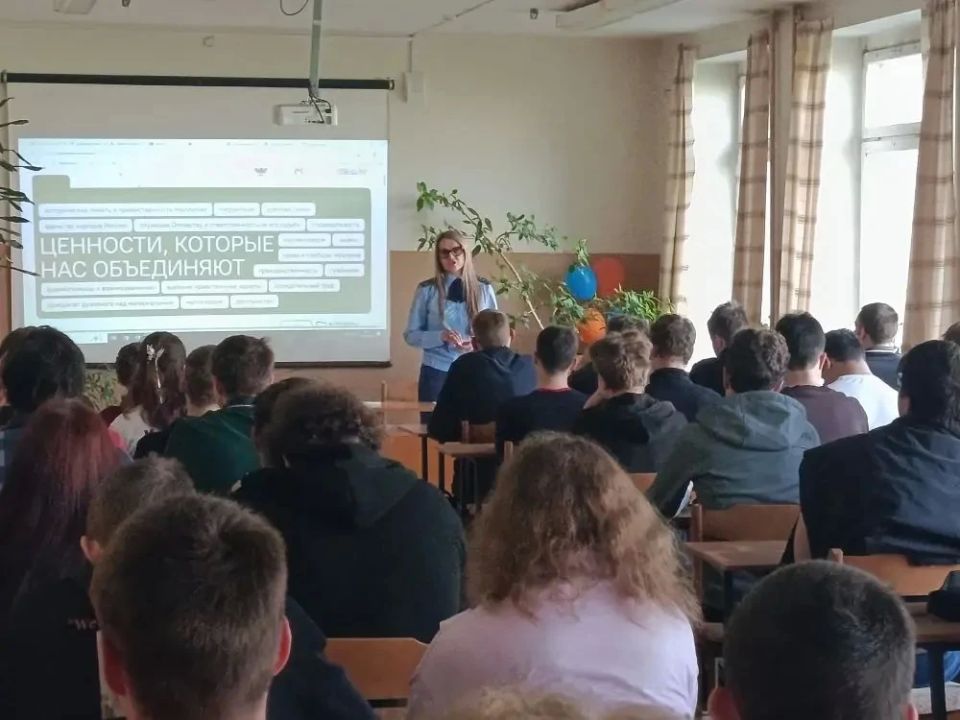 Для повышения правовой грамотности и профилактики правонарушений среди молодежи работники Осташковской межрайонной прокуратуры посетили ГБПОУ «Осташковский колледж»