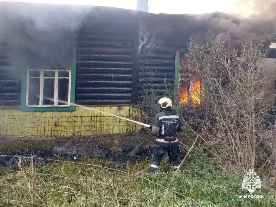 Гибель на пожаре. Сегодня сотрудники МЧС России оперативно ликвидировали возгорание жилого дома в деревне Красная Пресня Калининского МО Гибель на пожаре. Сегодня сотрудники МЧС России оперативно ликвидировали возгорание жилого дома в деревне Красная Пресня Калининского МО