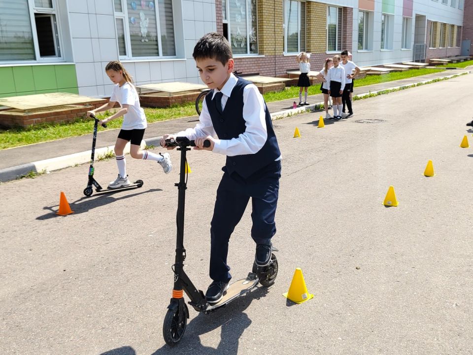 Безопасное лето: Сотрудники Госавтоинспекции города Твери и МЧС провели настоящий «десант безопасности» для учеников Центра образования А. Атрощанка Безопасное лето: Сотрудники Госавтоинспекции города Твери и МЧС провели настоящий «десант безопасности» для учеников Центра образования А. Атрощанка