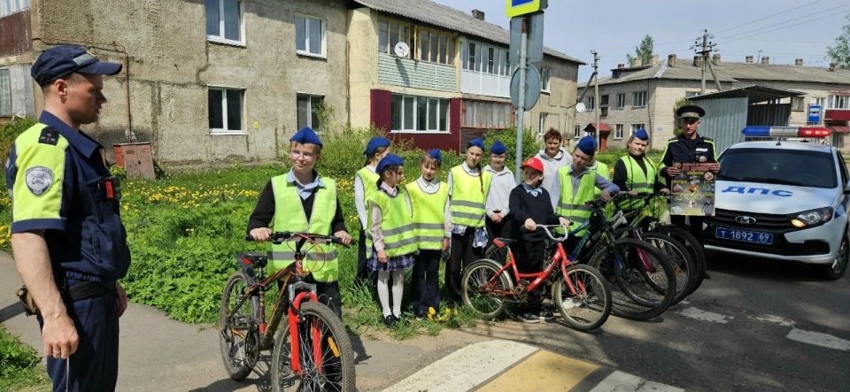 Западнодвинские автоинспекторы в преддверии летних каникул провели профилактические беседы с учащимися Западнодвинские автоинспекторы в преддверии летних каникул провели профилактические беседы с учащимися