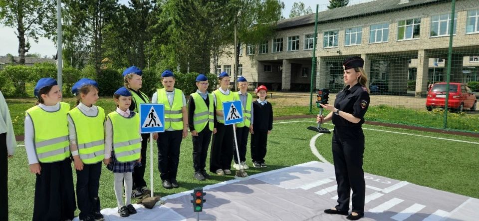 Западнодвинские автоинспекторы в преддверии летних каникул провели профилактические беседы с учащимися Западнодвинские автоинспекторы в преддверии летних каникул провели профилактические беседы с учащимися