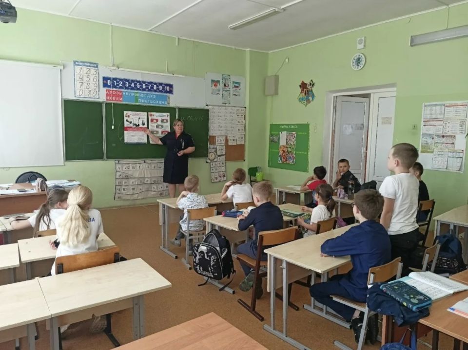 Сотрудники Госавтоинспекции продолжают напоминать школьникам о безопасности перед летними каникулами Сотрудники Госавтоинспекции продолжают напоминать школьникам о безопасности перед летними каникулами