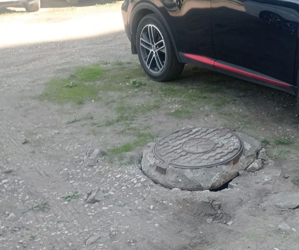 Опасный люк во дворе дома в Твери (народная новость) Опасный люк во дворе дома в Твери (народная новость)