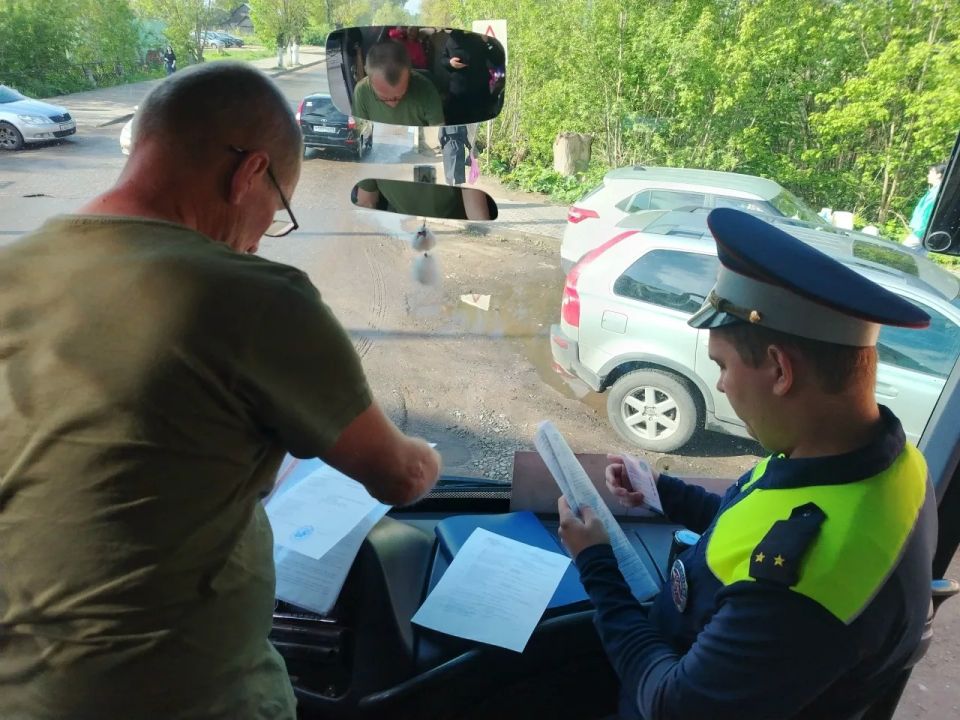 Бологовская Госавтоинспекция провела «Урок дорожной безопасности в автобусе» для юных пассажиров Бологовская Госавтоинспекция провела «Урок дорожной безопасности в автобусе» для юных пассажиров