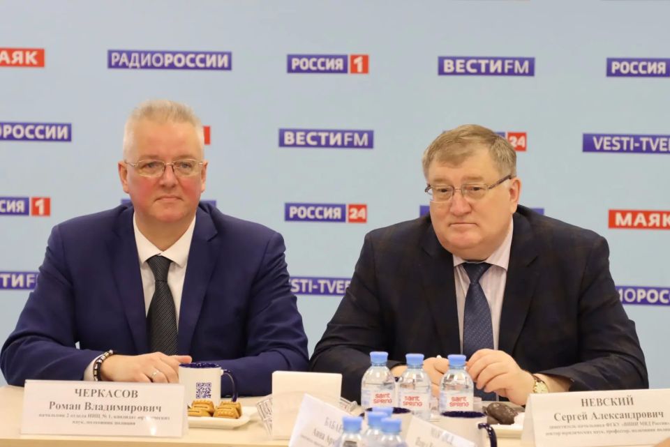 Сотрудники ВНИИ МВД России завершила работу по изучению общественного мнения о работе полиции в Тверской области Сотрудники ВНИИ МВД России завершила работу по изучению общественного мнения о работе полиции в Тверской области