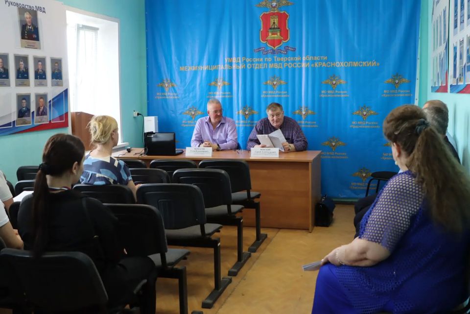 Сотрудники ВНИИ МВД России завершила работу по изучению общественного мнения о работе полиции в Тверской области Сотрудники ВНИИ МВД России завершила работу по изучению общественного мнения о работе полиции в Тверской области