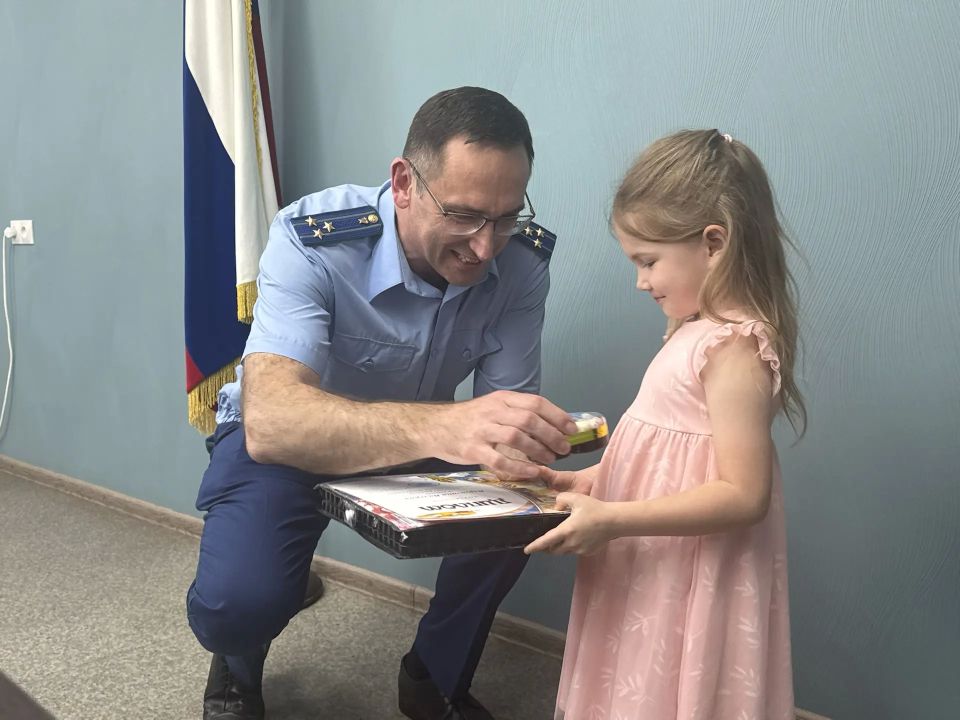 В прокуратуре Тверской области подведены итоги конкурса рисунков «Подвигам Родины вечная слава», в котором приняли участие дети работников надзорного ведомства трех возрастных групп - до 7 лет, от 8 до 12 лет и от 13 до 17... В прокуратуре Тверской области подведены итоги конкурса рисунков «Подвигам Родины вечная слава», в котором приняли участие дети работников надзорного ведомства трех возрастных групп - до 7 лет, от 8 до 12 лет и от 13 до 17...