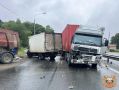 На трассе под Тверью при столкновении трех грузовиков погиб человек