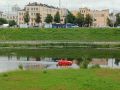 В Твери заметили красный кабриолет, ловко маневрирующий по реке