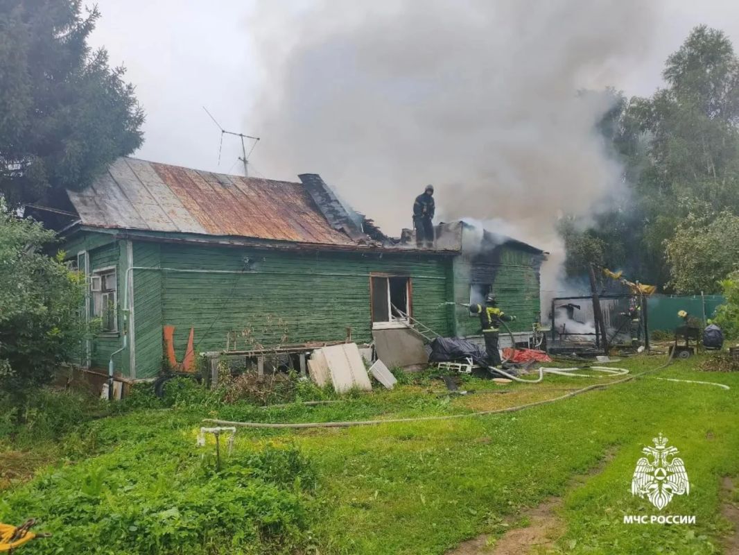 Пять человек, в том числе три малолетних ребёнка, пострадали из-за пожара в Ярославле, сообщили в областном МЧС Пять человек, в том числе три малолетних ребёнка, пострадали из-за пожара в Ярославле, сообщили в областном МЧС