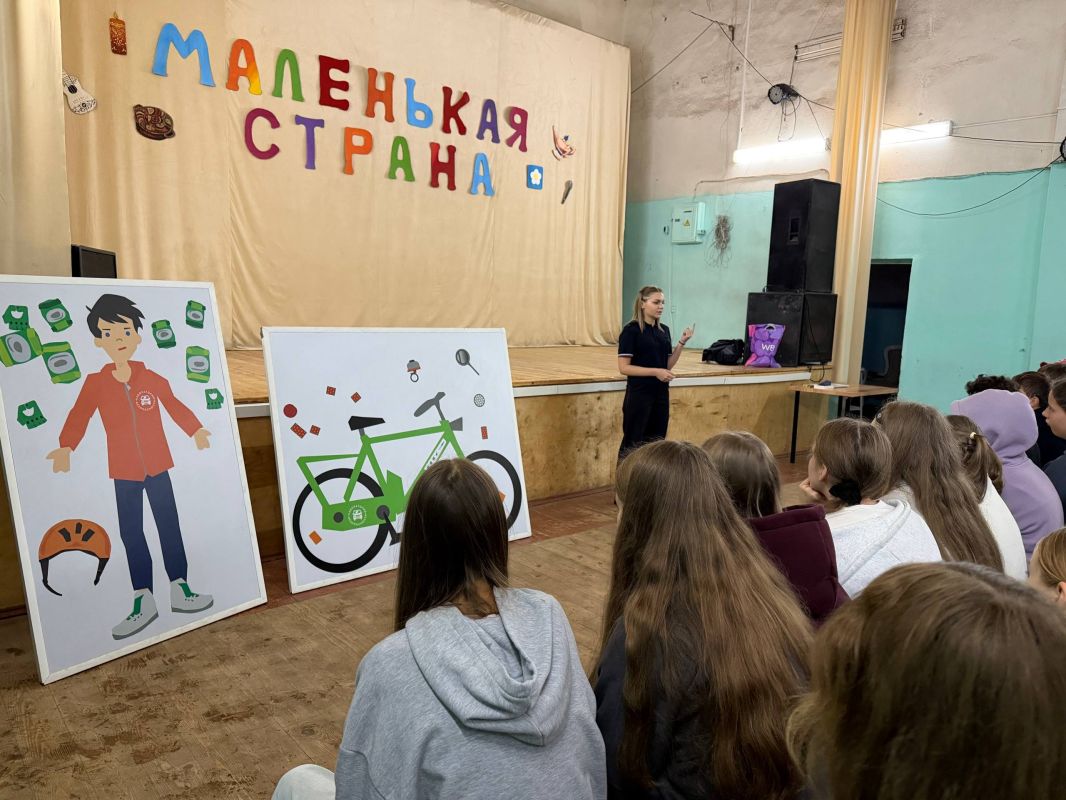 В детском загородном лагере «Радуга» сотрудники Госавтоинспекции обучили детей дорожной безопасности с помощью мобильной «Лаборатории» В детском загородном лагере «Радуга» сотрудники Госавтоинспекции обучили детей дорожной безопасности с помощью мобильной «Лаборатории»