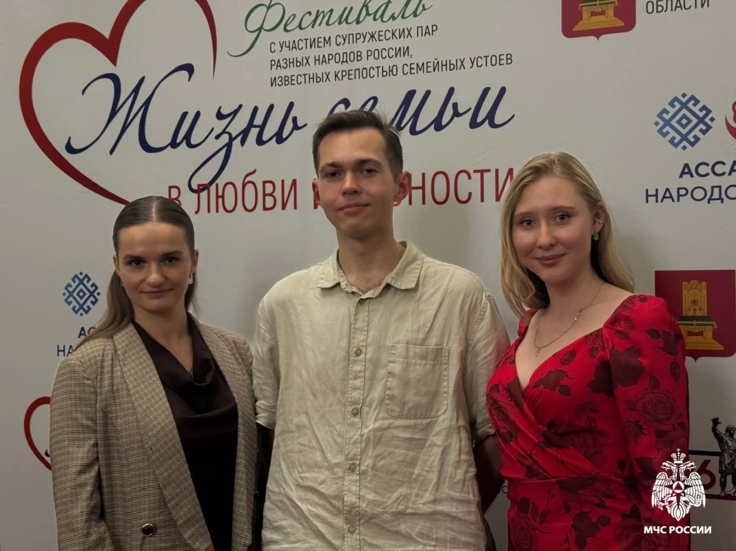 Сотрудники МЧС Тверской области посетили гала-концерт «Симфония семейного единства» Сотрудники МЧС Тверской области посетили гала-концерт «Симфония семейного единства»