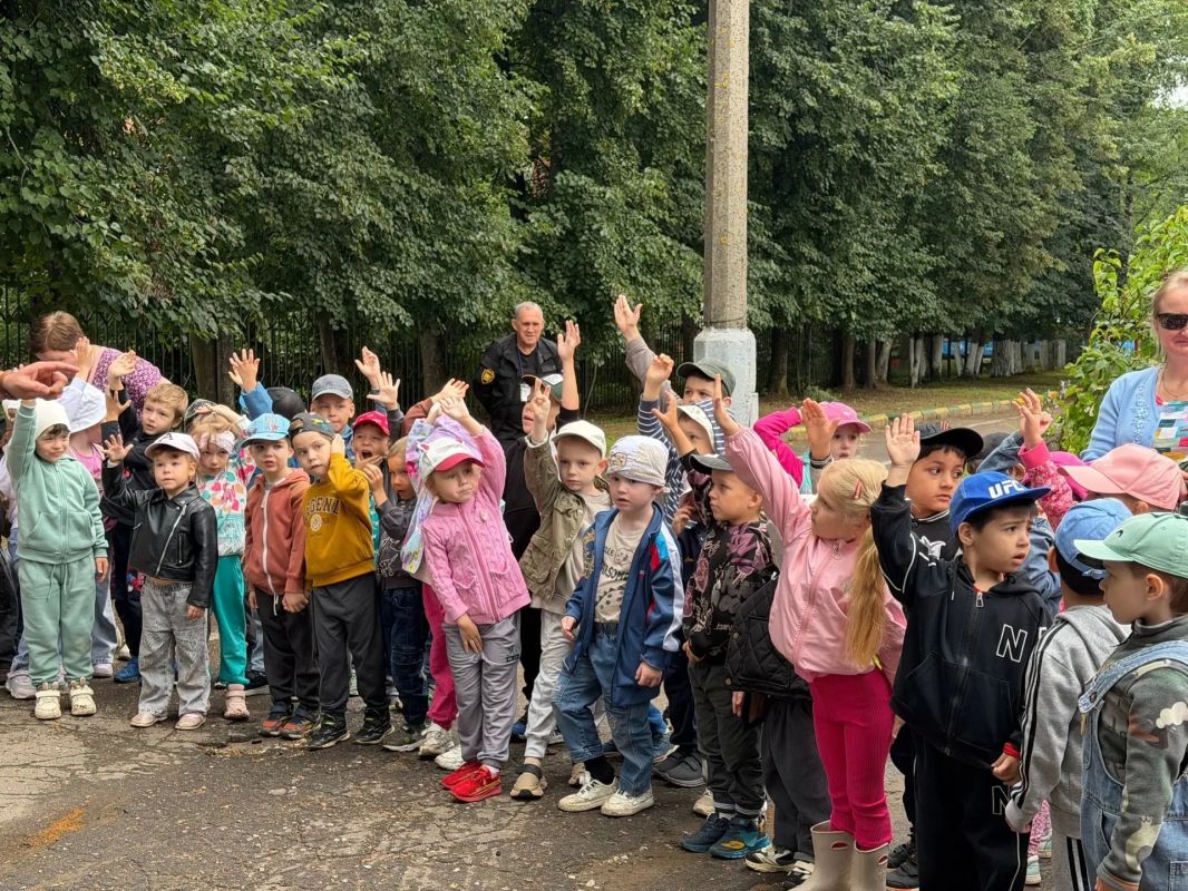 Тверские автоинспекторы провели с малышами из детского сада занятие «Безопасное лето в твоих руках» Тверские автоинспекторы провели с малышами из детского сада занятие «Безопасное лето в твоих руках»
